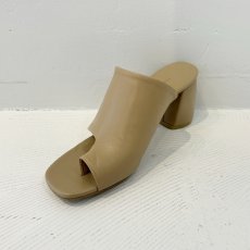 画像4: 【予約商品】《納期：2025年3月中〜4月上旬》【 ATELIER BRUGGE 】アトリエブルージュ 日本製 HEEL UP THONG SANDALS 羊革 トング サンダル 春夏秋 レディース  (4)