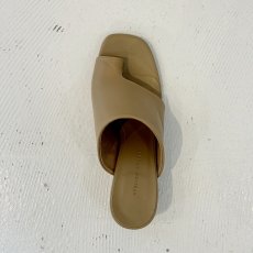 画像5: 【予約商品】《納期：2025年3月中〜4月上旬》【 ATELIER BRUGGE 】アトリエブルージュ 日本製 HEEL UP THONG SANDALS 羊革 トング サンダル 春夏秋 レディース  (5)