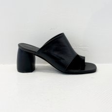 画像8: 【予約商品】《納期：2025年3月中〜4月上旬》【 ATELIER BRUGGE 】アトリエブルージュ 日本製 HEEL UP THONG SANDALS 羊革 トング サンダル 春夏秋 レディース  (8)