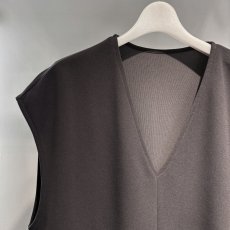 画像2: 【予約商品】《納期：2025年7月下旬》【 CLOCHE 】 クロシェ クロッシェ ストレッチ カットジョーゼット ドローコード付き Vネック ジレ ベスト 春秋冬 レディース  (2)