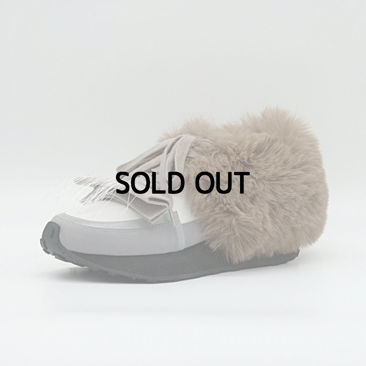 画像1: 【予約商品】《納期：25年9月1日》【 MAISON MAVERICK PRESENTS 】 メゾン マヴェリック プレゼンツ Fur Embellished Trad Sneakers ファー スニーカー 春秋冬 レディース  (1)