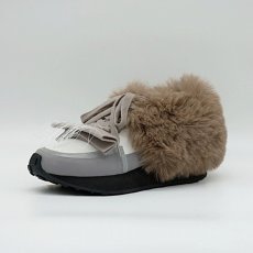 画像1: 【予約商品】《納期：25年9月1日》【 MAISON MAVERICK PRESENTS 】 メゾン マヴェリック プレゼンツ Fur Embellished Trad Sneakers ファー スニーカー 春秋冬 レディース  (1)