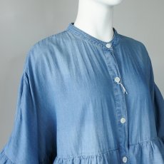 画像2: 【 CYAN TOKYO 】シアン トーキョー ゆったりシルエット フリル シャンブレー デニム シャツ ブラウス 春夏秋 レディース  (2)