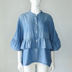 画像1: 【 CYAN TOKYO 】シアン トーキョー ゆったりシルエット フリル シャンブレー デニム シャツ ブラウス 春夏秋 レディース  (1)