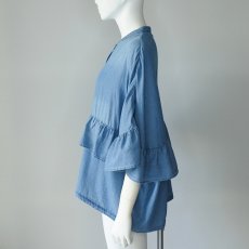 画像4: 【 CYAN TOKYO 】シアン トーキョー ゆったりシルエット フリル シャンブレー デニム シャツ ブラウス 春夏秋 レディース  (4)