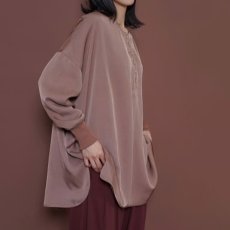 画像1: 【予約商品】《納期：2025年10月中旬〜10月下旬》【 CYAN TOKYO 】シアン トーキョー 異素材コンビ グロッシーヘンリー 袖リブ ブラウス 春秋冬 レディース  (1)