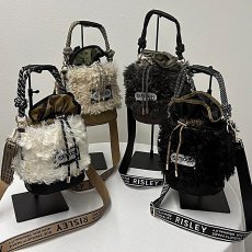 画像1: 予約商品《８/末頃入荷》【 RISLEY x OUTDOOR 】 リズレー リズレイ アウトドア コラボ Bucket fur bag エコファー バスケット 斜め掛け ショルダー ハンド バッグ 春秋冬 レディース  (1)
