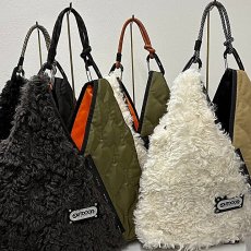 画像1: 予約商品《８/末頃入荷》【 RISLEY x OUTDOOR 】 リズレー リズレイ アウトドア コラボ Triangle fur quilt bag エコファー トライアングル バッグ 春秋冬 レディース  (1)