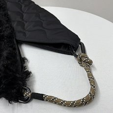 画像17: 予約商品《８/末頃入荷》【 RISLEY x OUTDOOR 】 リズレー リズレイ アウトドア コラボ Triangle fur quilt bag エコファー トライアングル バッグ 春秋冬 レディース  (17)