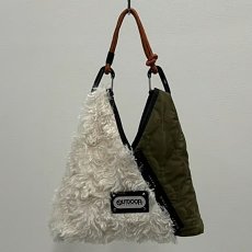 画像4: 予約商品《８/末頃入荷》【 RISLEY x OUTDOOR 】 リズレー リズレイ アウトドア コラボ Triangle fur quilt mini bag エコファー トライアングル ミニ バッグ 春秋冬 レディース  (4)