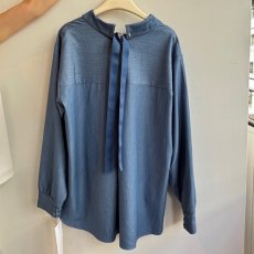 画像5: 【予約商品】《納期：2026年1月末旬》【 HERENCIA 】 ヘレンチア デニム シャンブレー バック リボン シアー ブラウス オールシーズン レディース  (5)