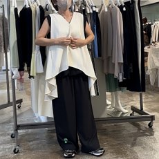 画像2: 【予約商品】《納期：2026年1月下旬》【 Dignite Collier 】 ディニテコリエ 裾フレア ノースリーブ カットソー 春秋 レディース  (2)